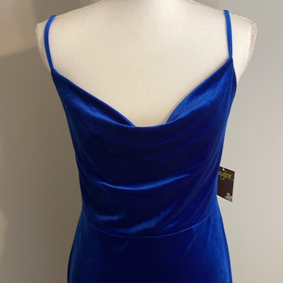 Blue Velvet Gown - Picture 4 of 6